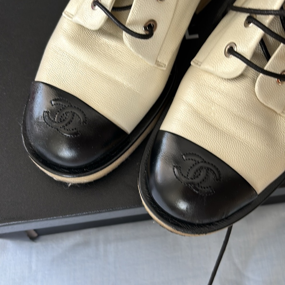 Cream and black tie up Chanel boot - Picture 3 of 11